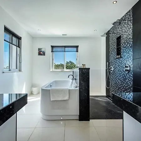 Villa Sleeps 8 With Pool Air Con And Wifi *