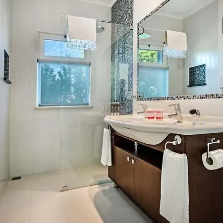 Sleeps 8 With Pool Air Con And Wifi *