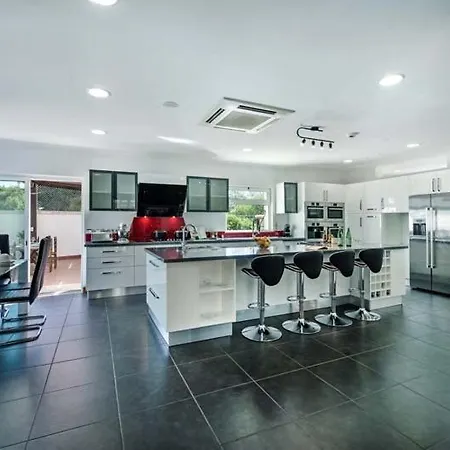 Sleeps 8 With Pool Air Con And Wifi *