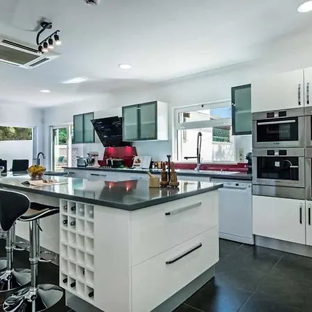 Sleeps 8 With Pool Air Con And Wifi *