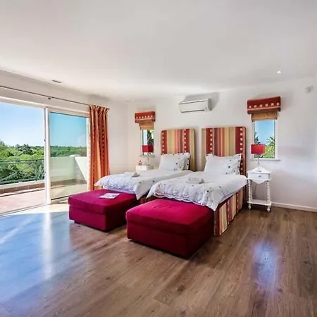 Βίλα Sleeps 8 With Pool Air Con And Wifi